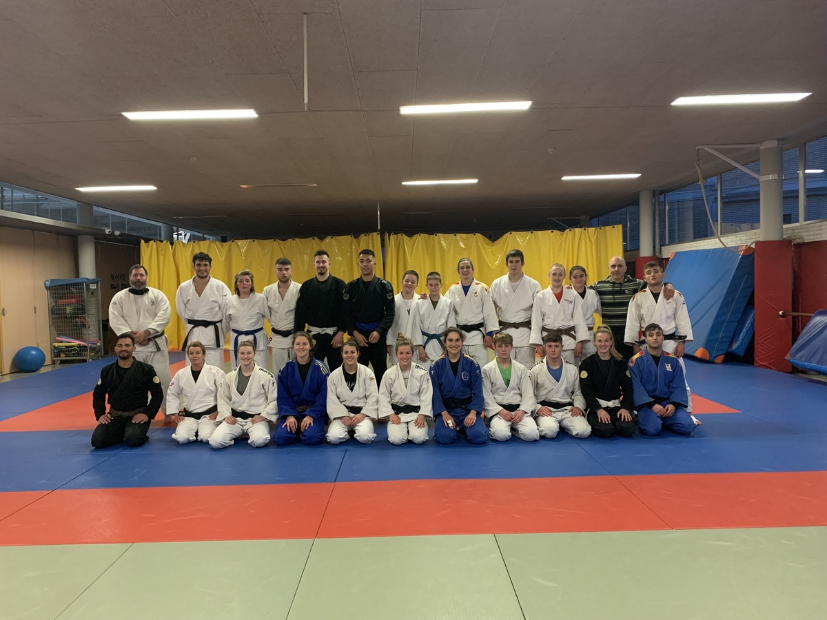 Ciprian Dumitru, da una clase en el Estadio Larrabie de Pamplona. 06-04-22